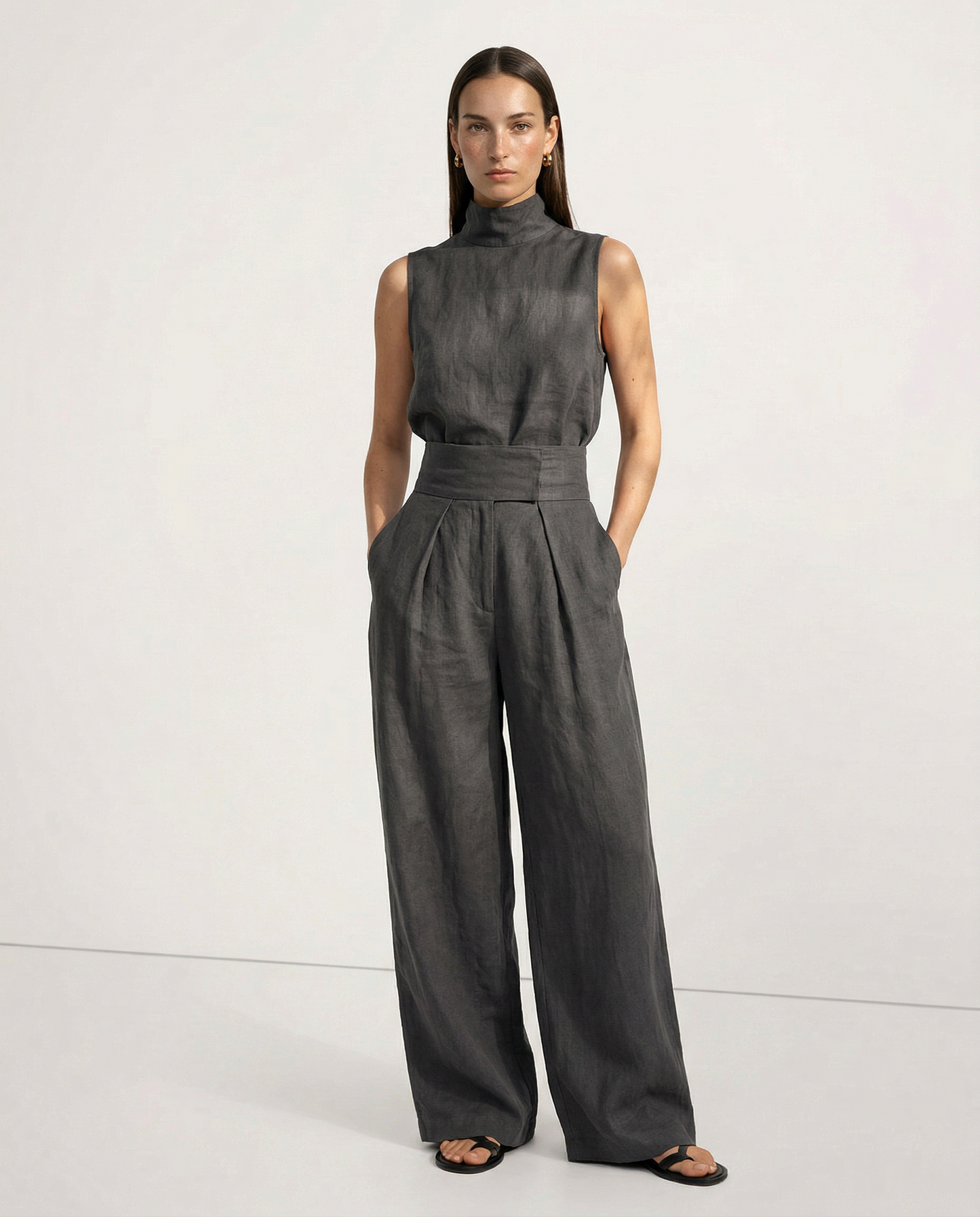 Model iført topdel og bukser sæt i neutral tone med ærmeløs rullekravs og vid pasform_13