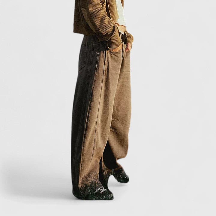 Kvinde iført vide jeans med høj talje og wide-leg pasform samt dekorative detaljer ved knæene, stylet med sorte espadrillos._4