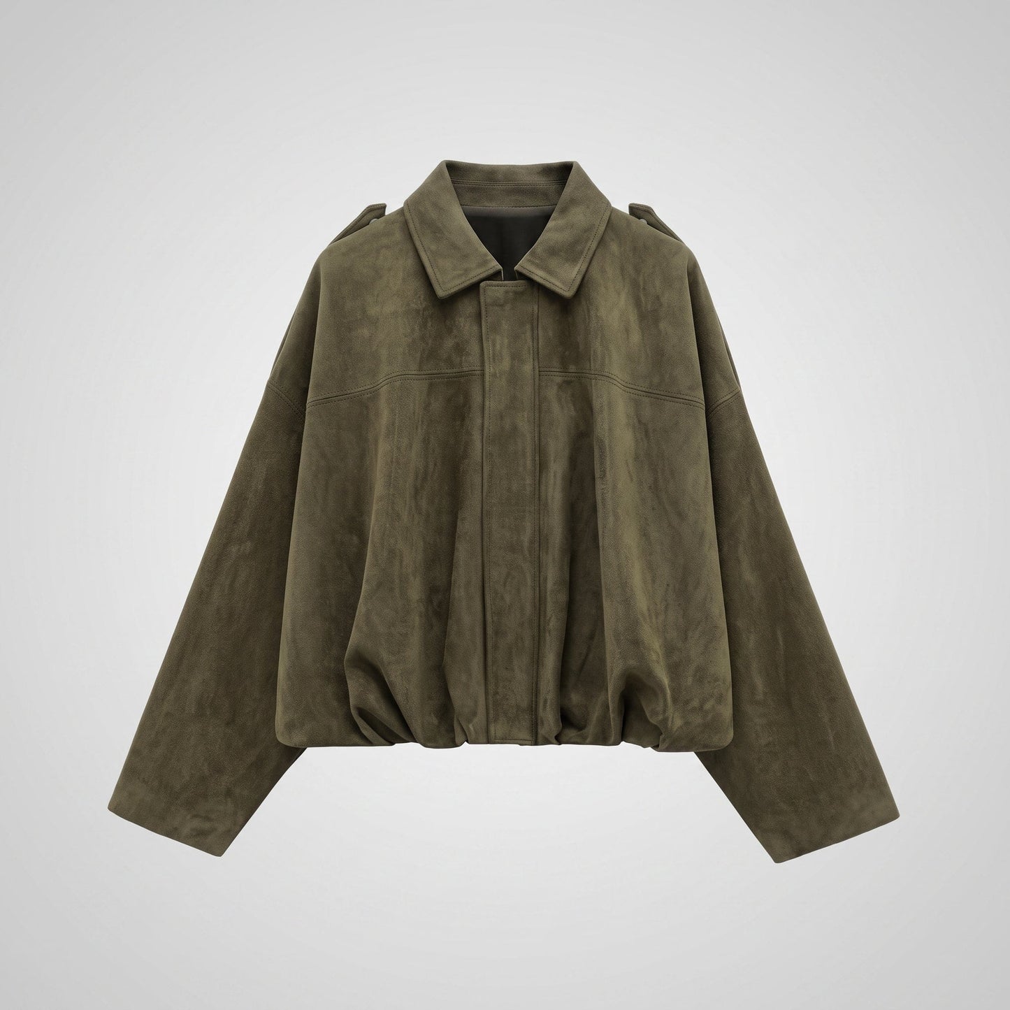 Kvinde iført en oversized vintage bomberjacke i olivengrøn med klassisk krave, afsatte skuldre og elastisk kant ved hoften._1