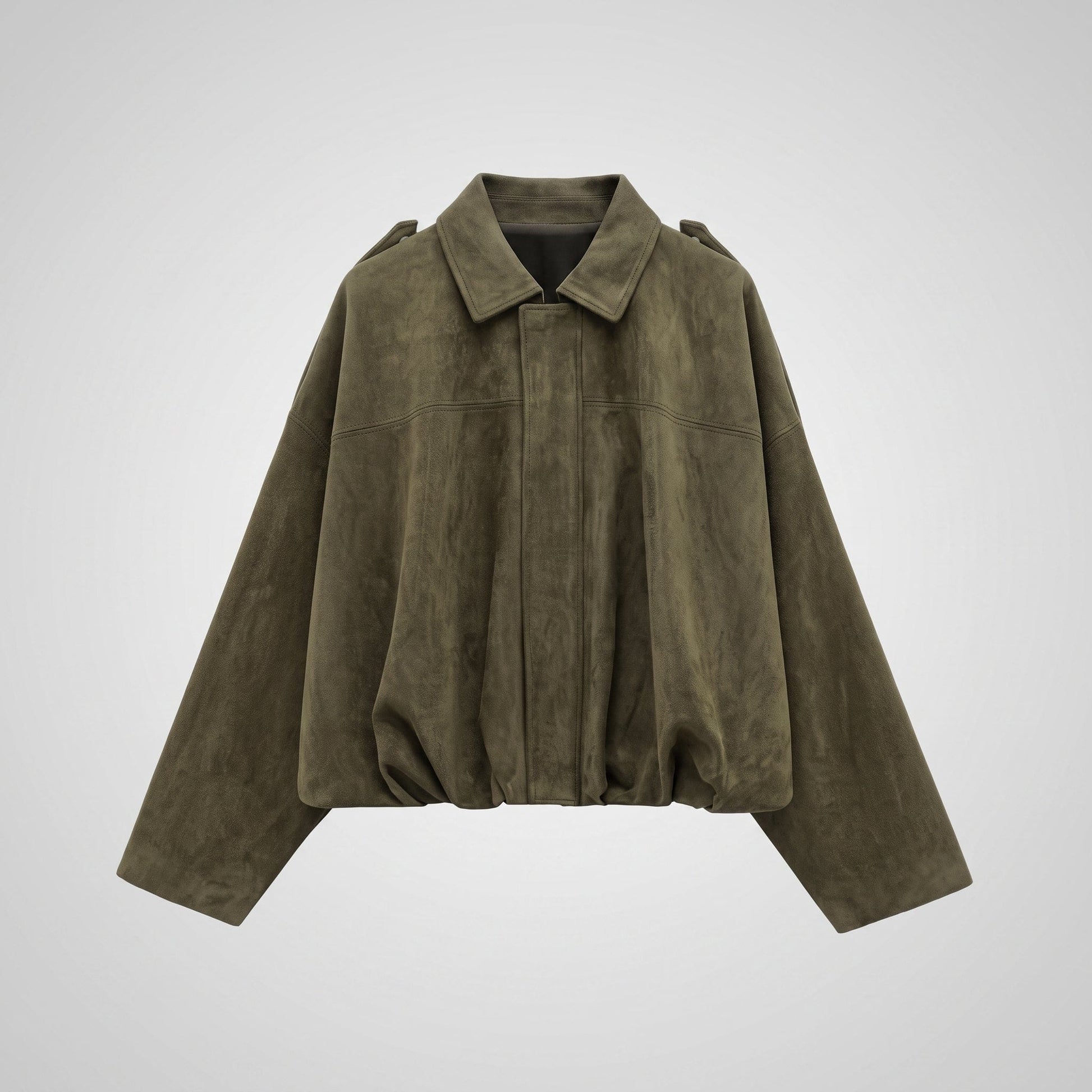 Kvinde iført en oversized vintage bomberjacke i olivengrøn med klassisk krave, afsatte skuldre og elastisk kant ved hoften._1