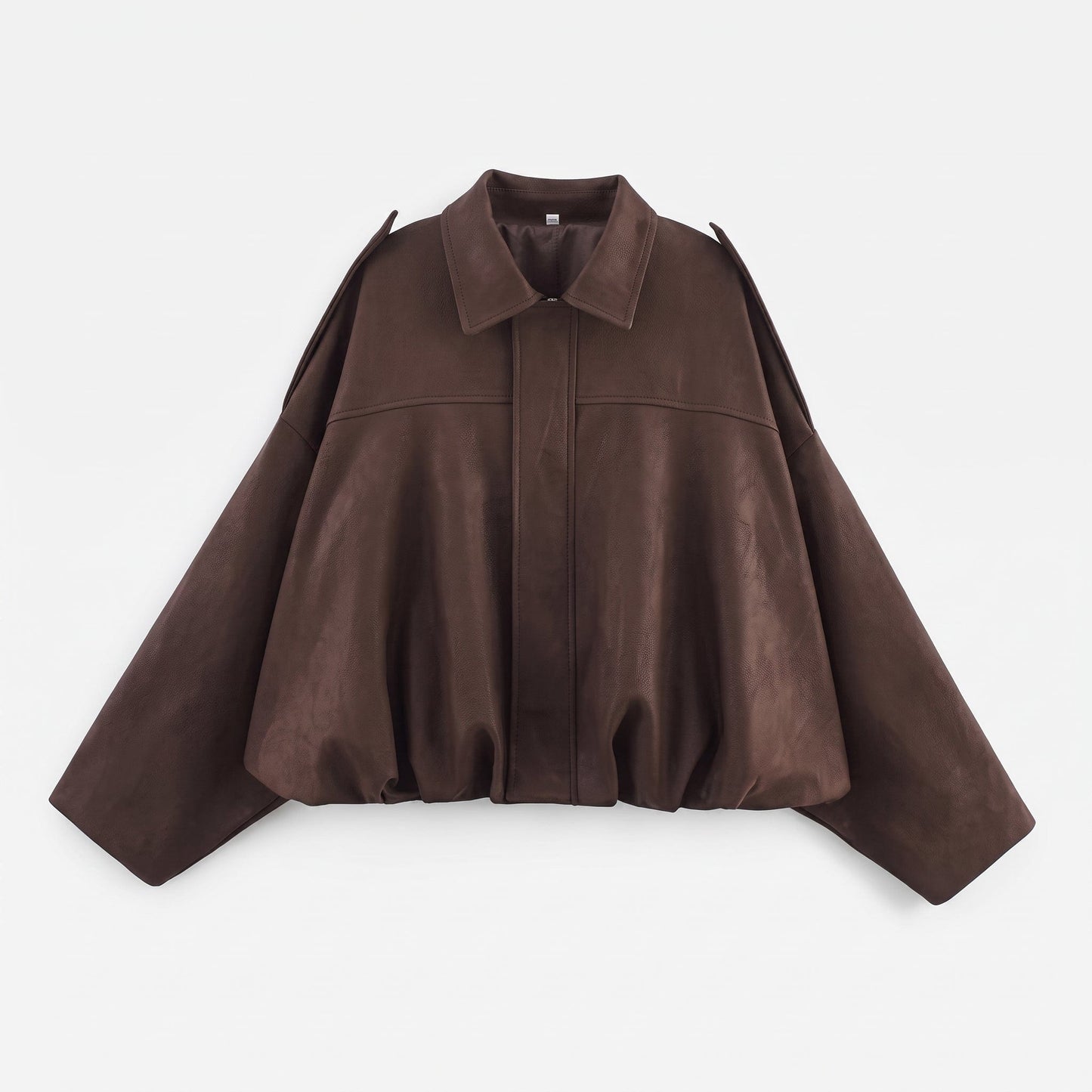 Kvinde iført en oversized vintage bomberjacke i olivengrøn med klassisk krave, afsatte skuldre og elastisk kant ved hoften._11