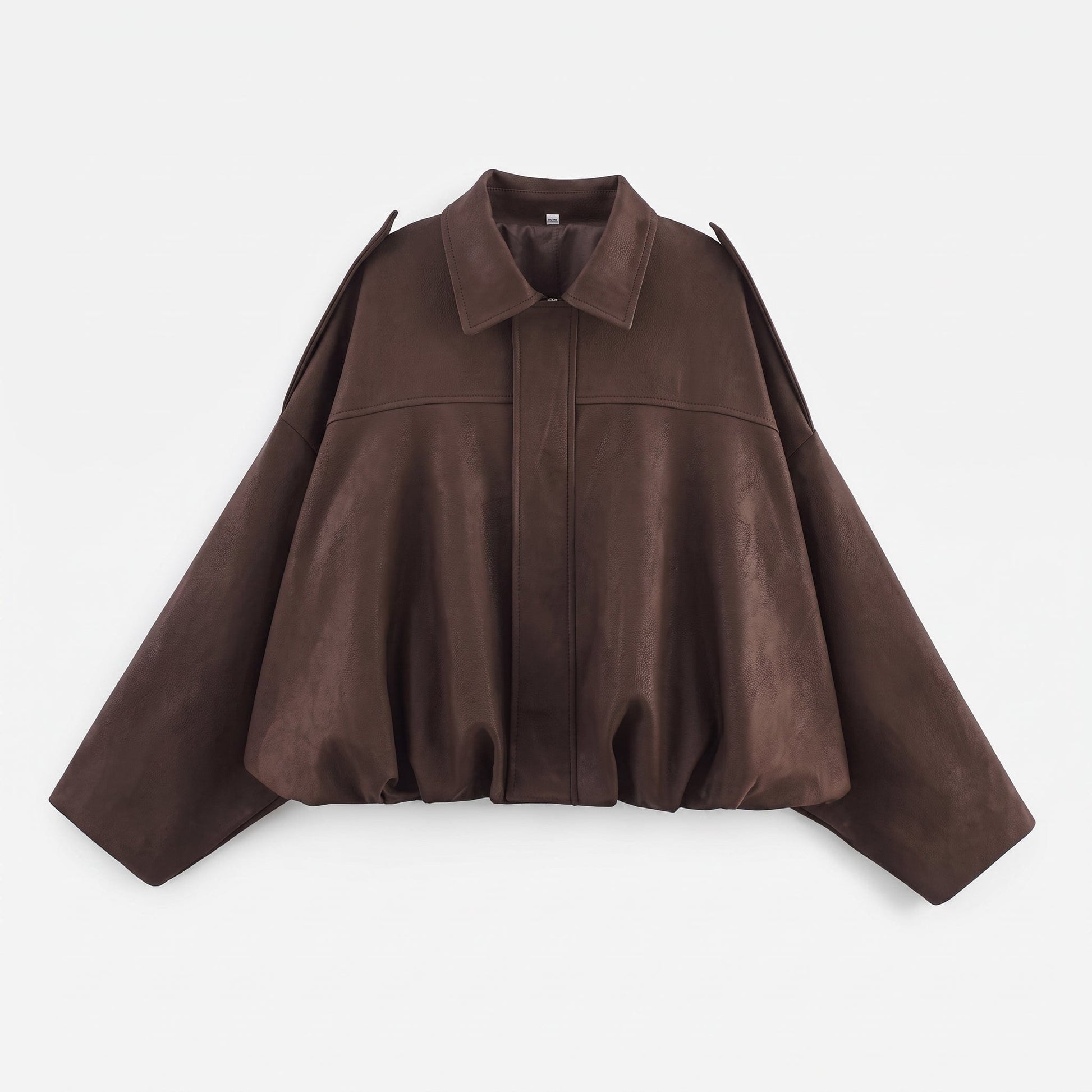Kvinde iført en oversized vintage bomberjacke i olivengrøn med klassisk krave, afsatte skuldre og elastisk kant ved hoften._11