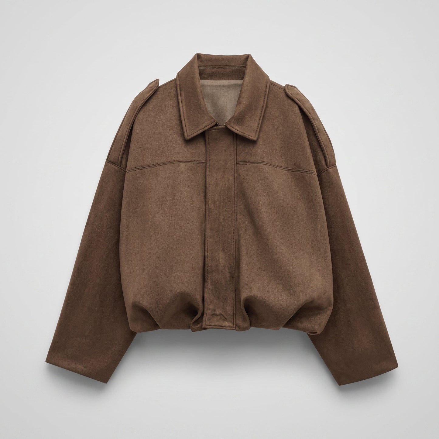 Kvinde iført en oversized vintage bomberjacke i olivengrøn med klassisk krave, afsatte skuldre og elastisk kant ved hoften._5
