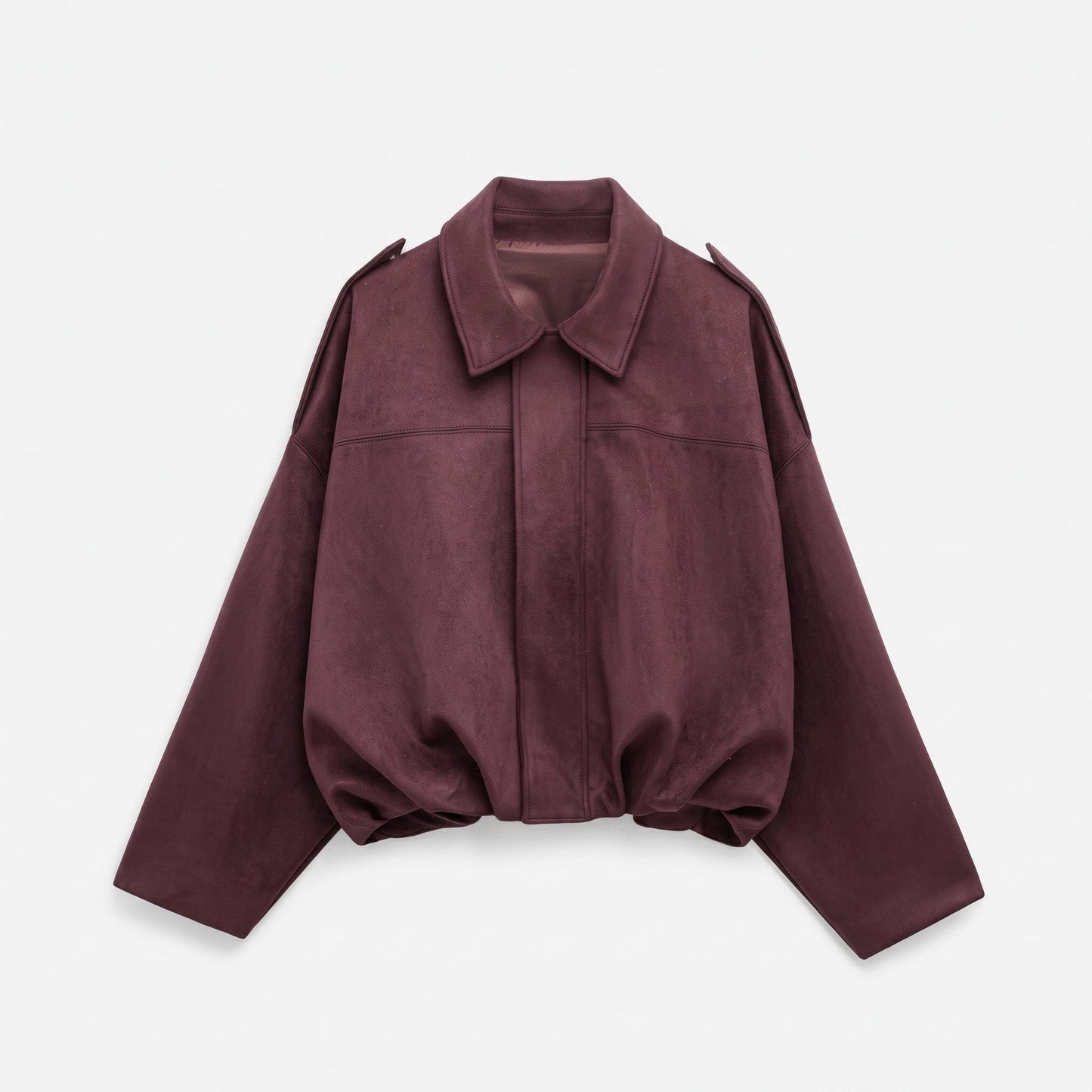 Kvinde iført en oversized vintage bomberjacke i olivengrøn med klassisk krave, afsatte skuldre og elastisk kant ved hoften._7