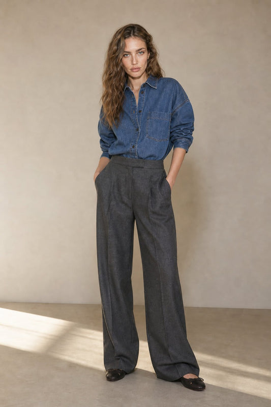 Model iført wide leg bukser med høj talje og plissering, stylet med denim skjorte._0
