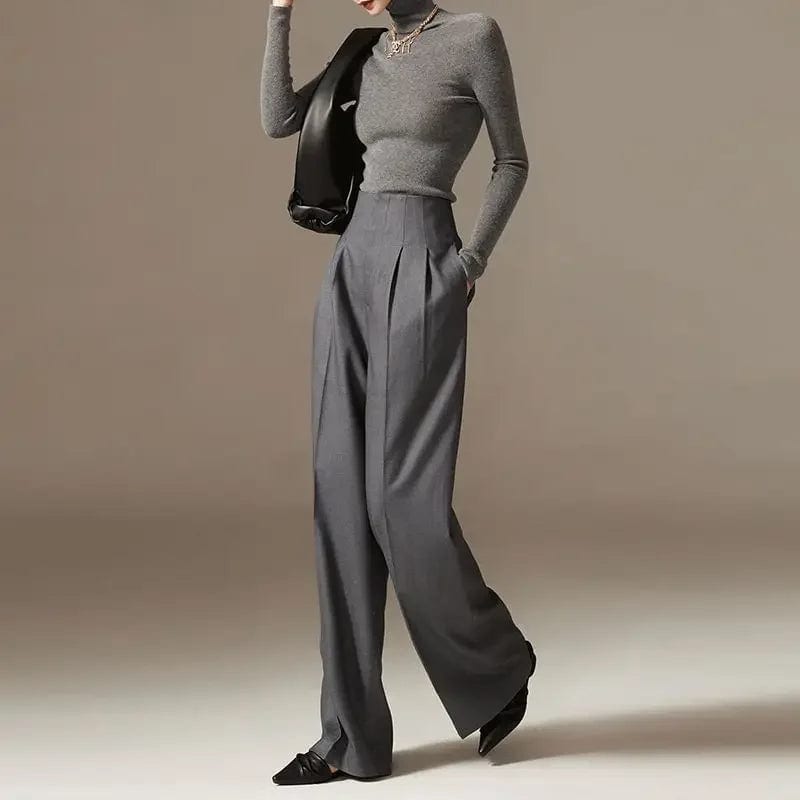Model iført wide leg bukser med høj talje og plissering, stylet med denim skjorte._10
