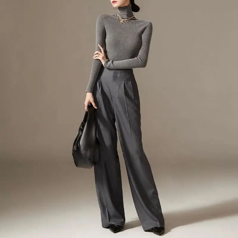 Model iført wide leg bukser med høj talje og plissering, stylet med denim skjorte._11