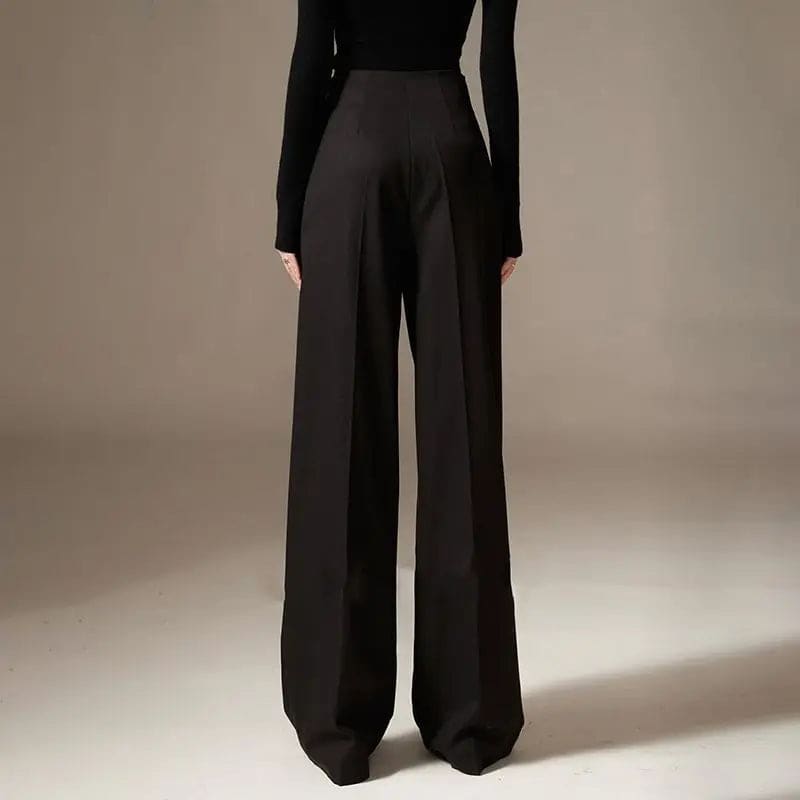 Model iført wide leg bukser med høj talje og plissering, stylet med denim skjorte._12