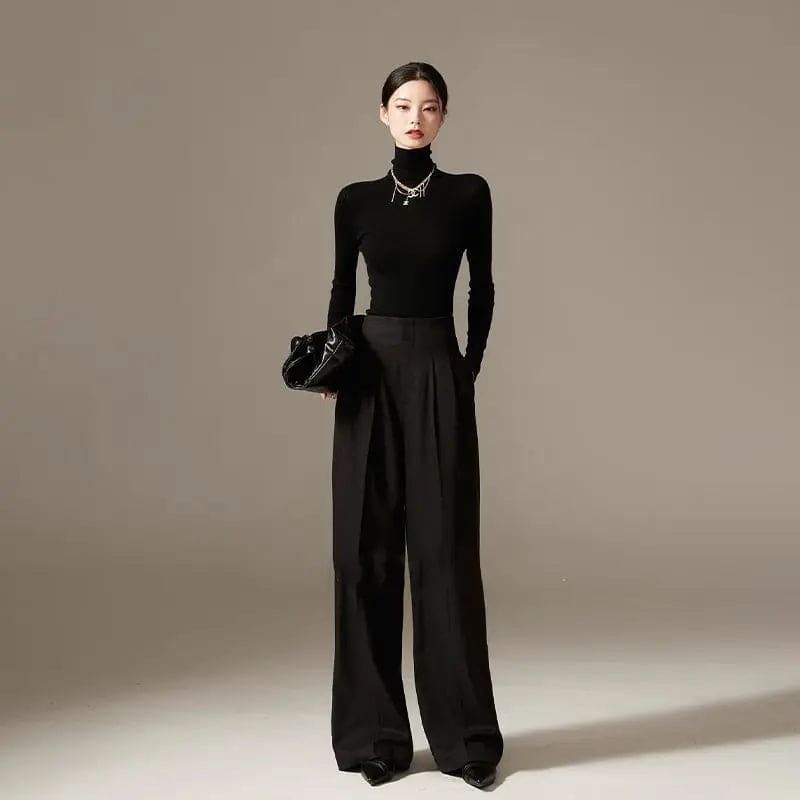 Model iført wide leg bukser med høj talje og plissering, stylet med denim skjorte._14