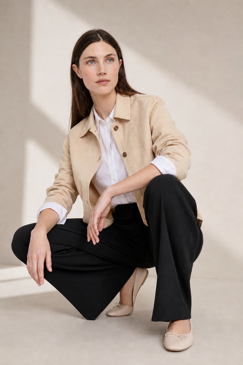 Model iført wide leg bukser med høj talje og plissering, stylet med denim skjorte._2
