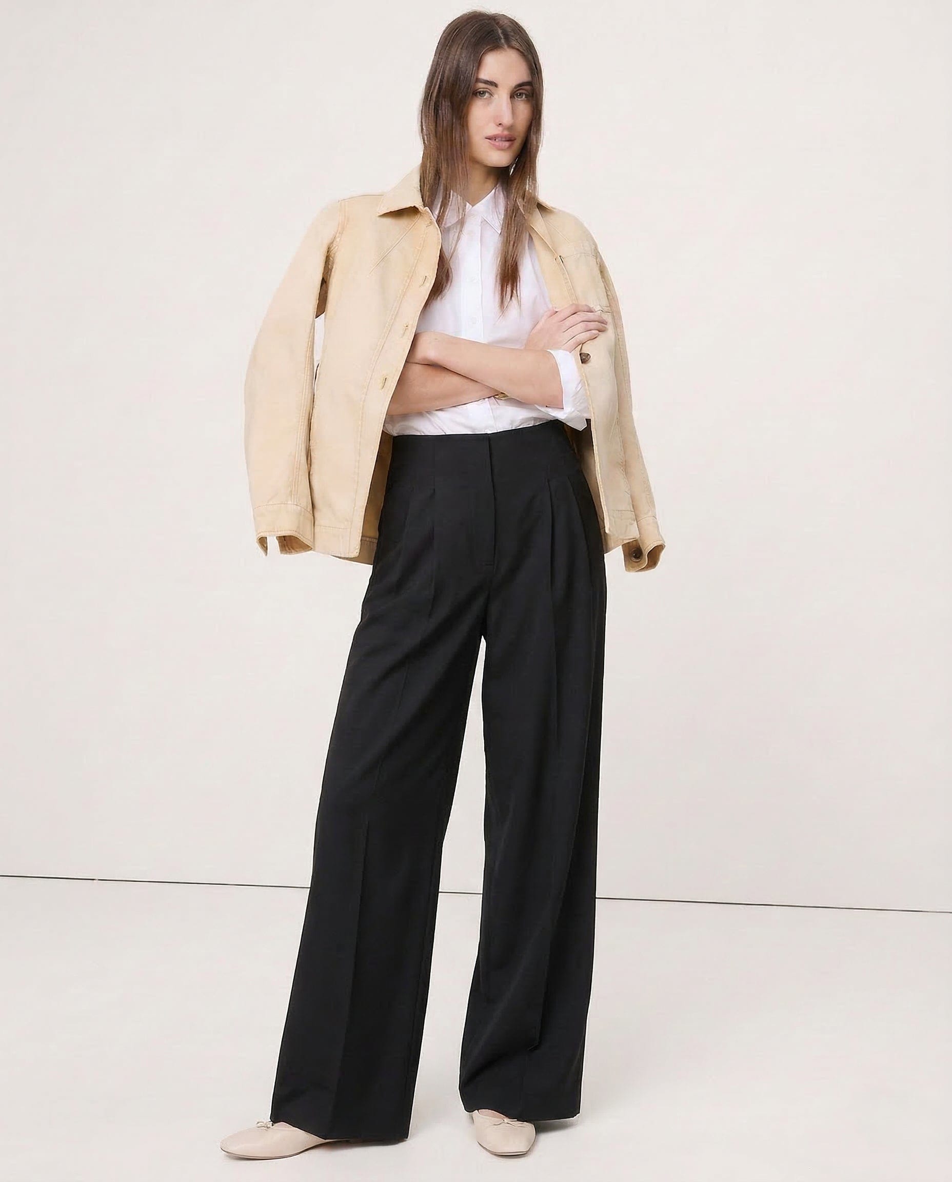 Model iført wide leg bukser med høj talje og plissering, stylet med denim skjorte._5