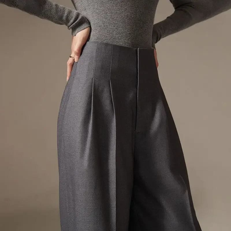 Model iført wide leg bukser med høj talje og plissering, stylet med denim skjorte._6