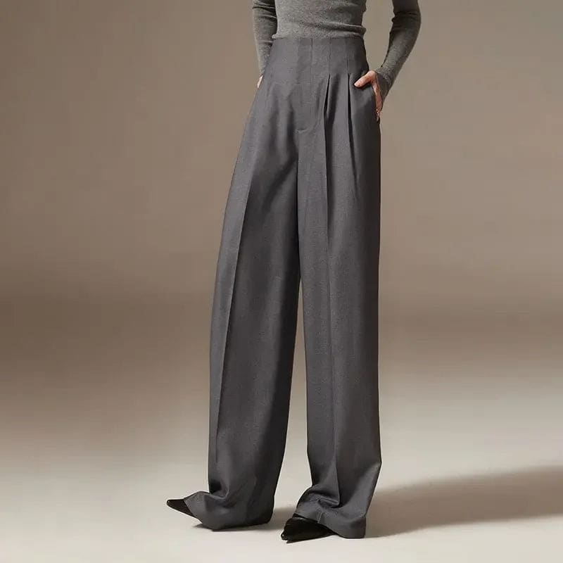 Model iført wide leg bukser med høj talje og plissering, stylet med denim skjorte._7