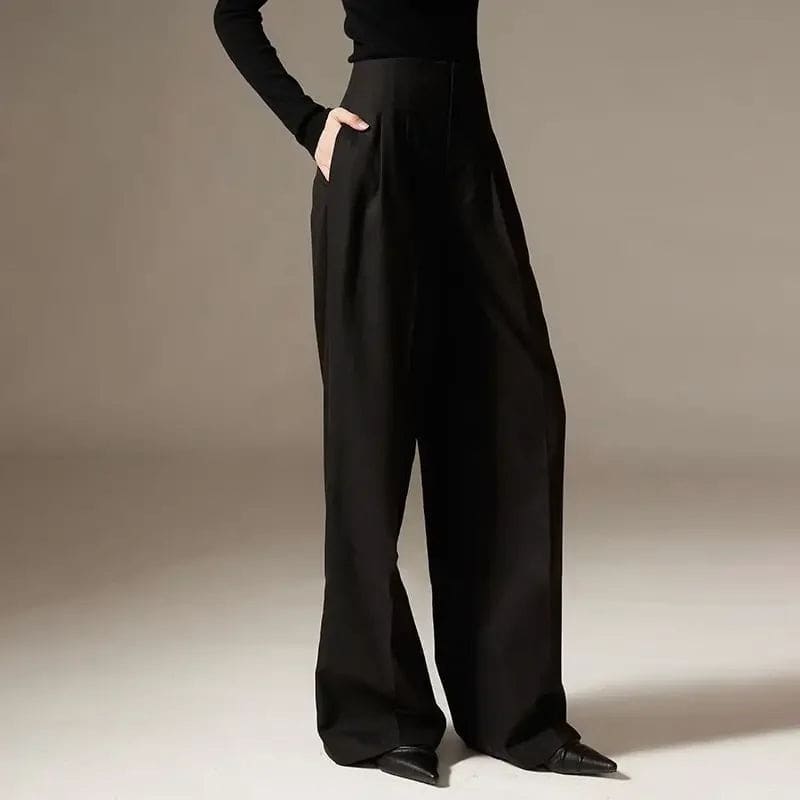 Model iført wide leg bukser med høj talje og plissering, stylet med denim skjorte._8