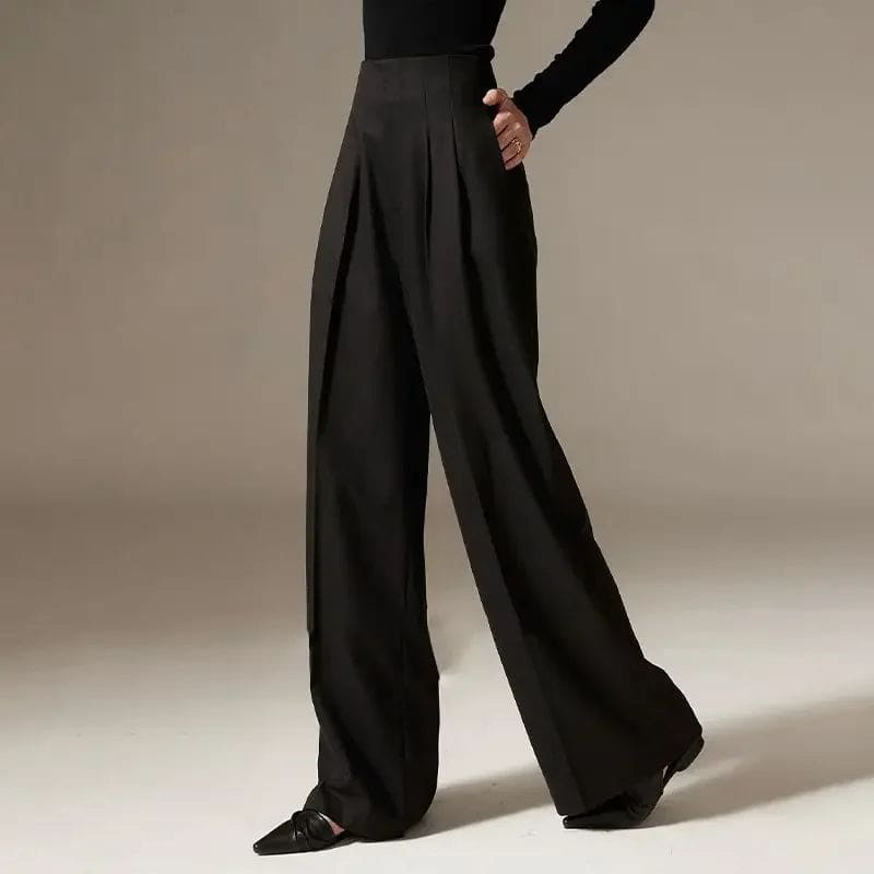 Model iført wide leg bukser med høj talje og plissering, stylet med denim skjorte._9