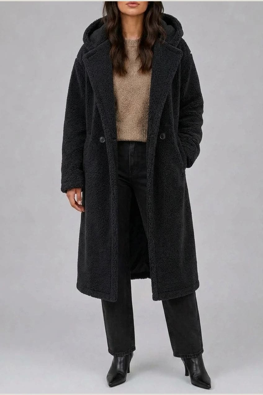 Lang teddyfrakke med hætte, brede revers, to knapper foran og sidelommer, styles med jeans og ankelstøvler._13