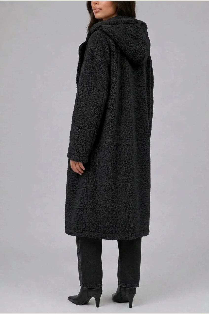 Lang teddyfrakke med hætte, brede revers, to knapper foran og sidelommer, styles med jeans og ankelstøvler._15