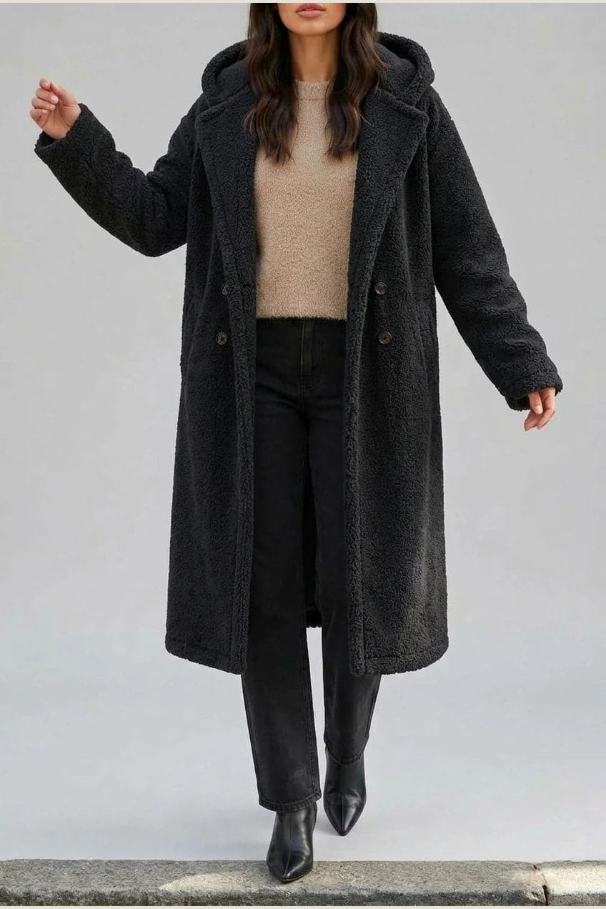 Lang teddyfrakke med hætte, brede revers, to knapper foran og sidelommer, styles med jeans og ankelstøvler._17