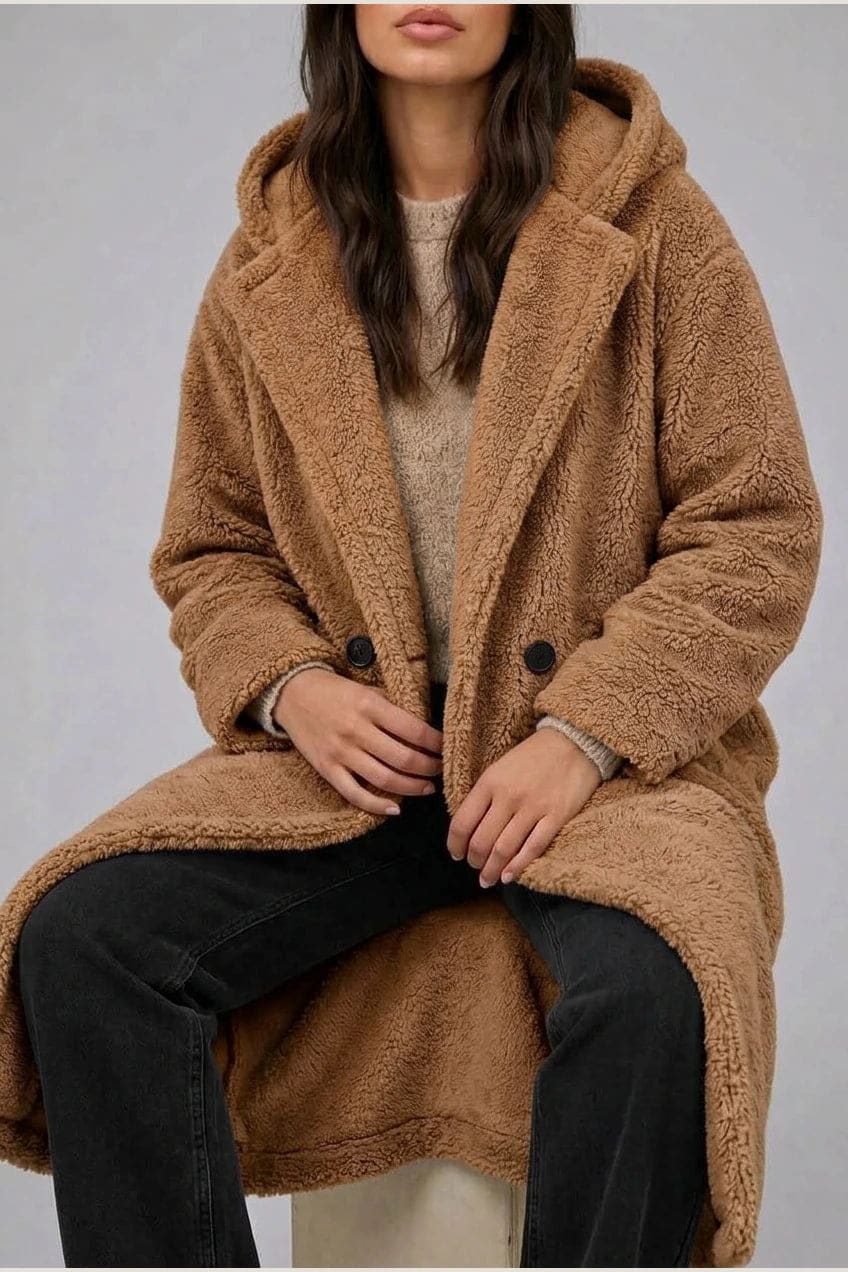 Lang teddyfrakke med hætte, brede revers, to knapper foran og sidelommer, styles med jeans og ankelstøvler._4