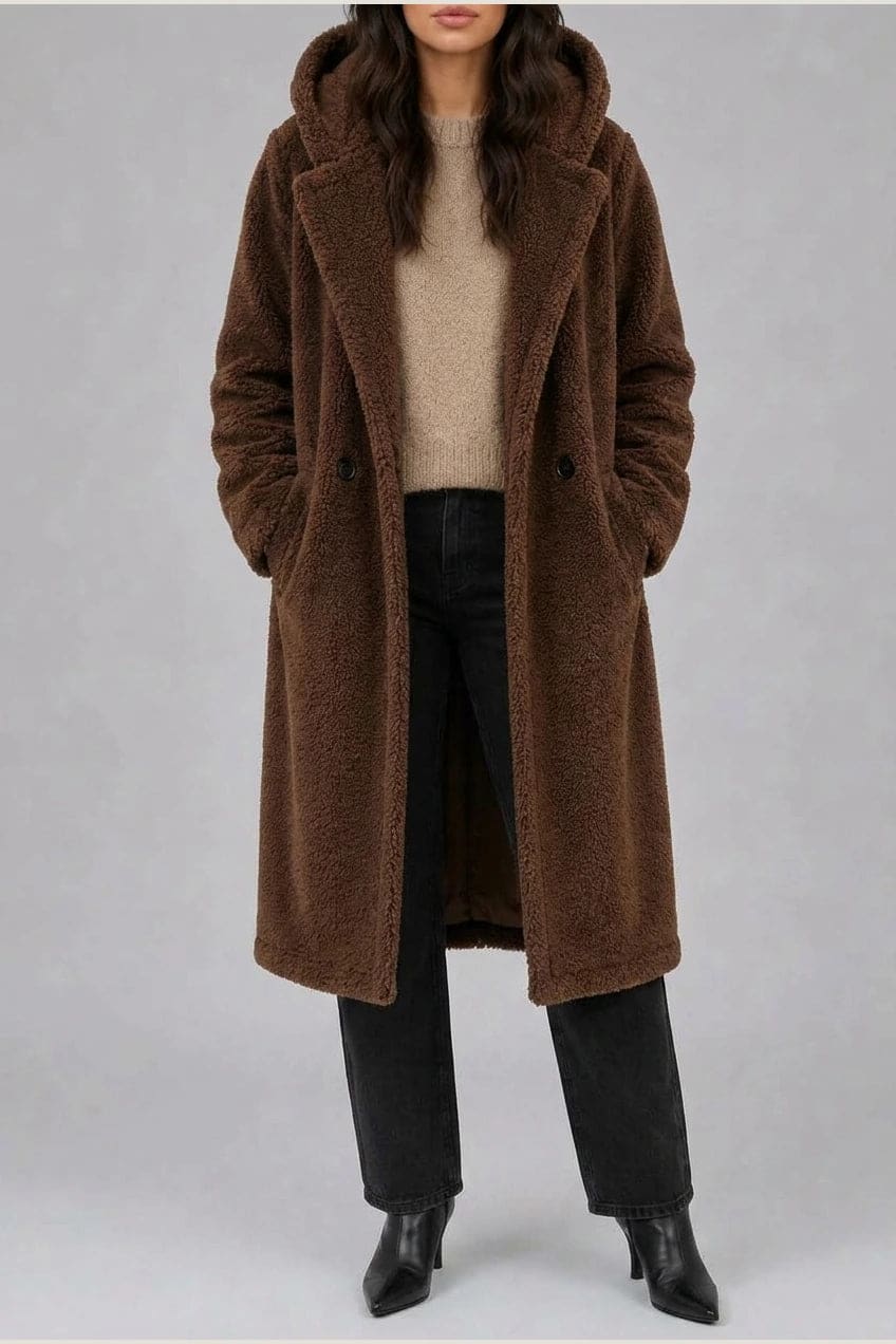 Lang teddyfrakke med hætte, brede revers, to knapper foran og sidelommer, styles med jeans og ankelstøvler._7